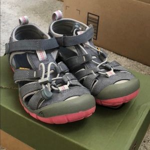EUC Keen Girls Size 2 (BIG GIRL) Sandals